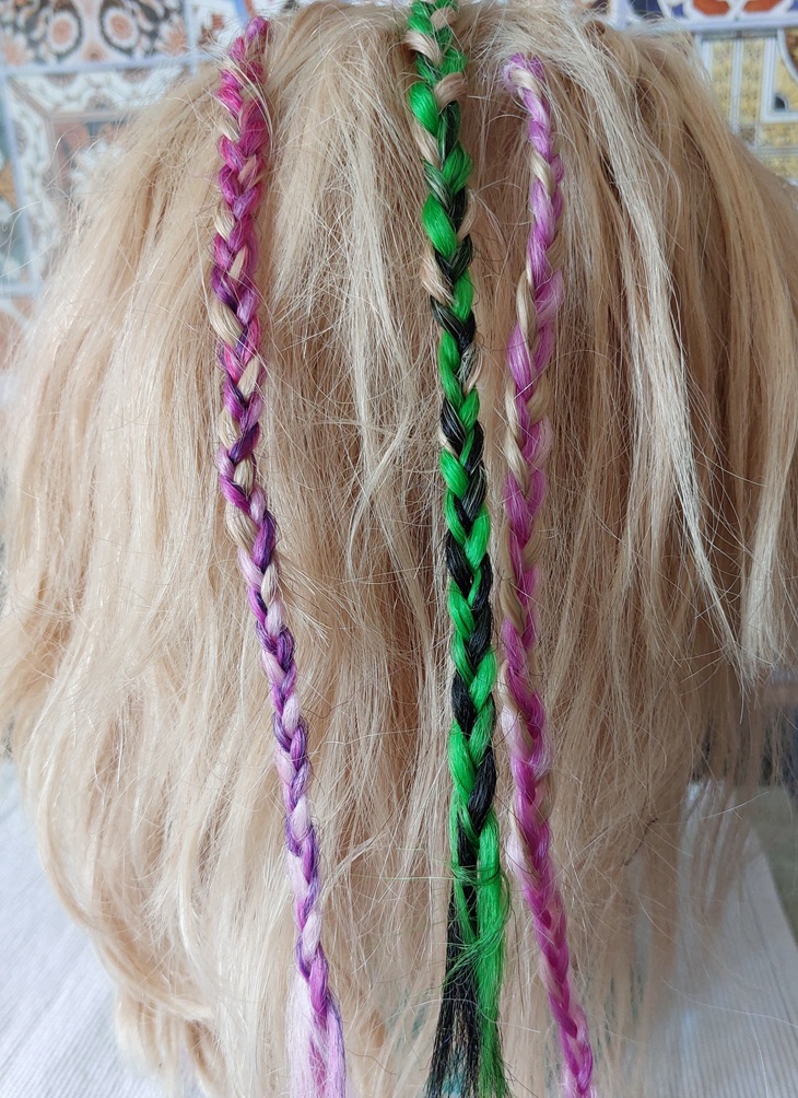 Bunte Haarsträhnen einflechten