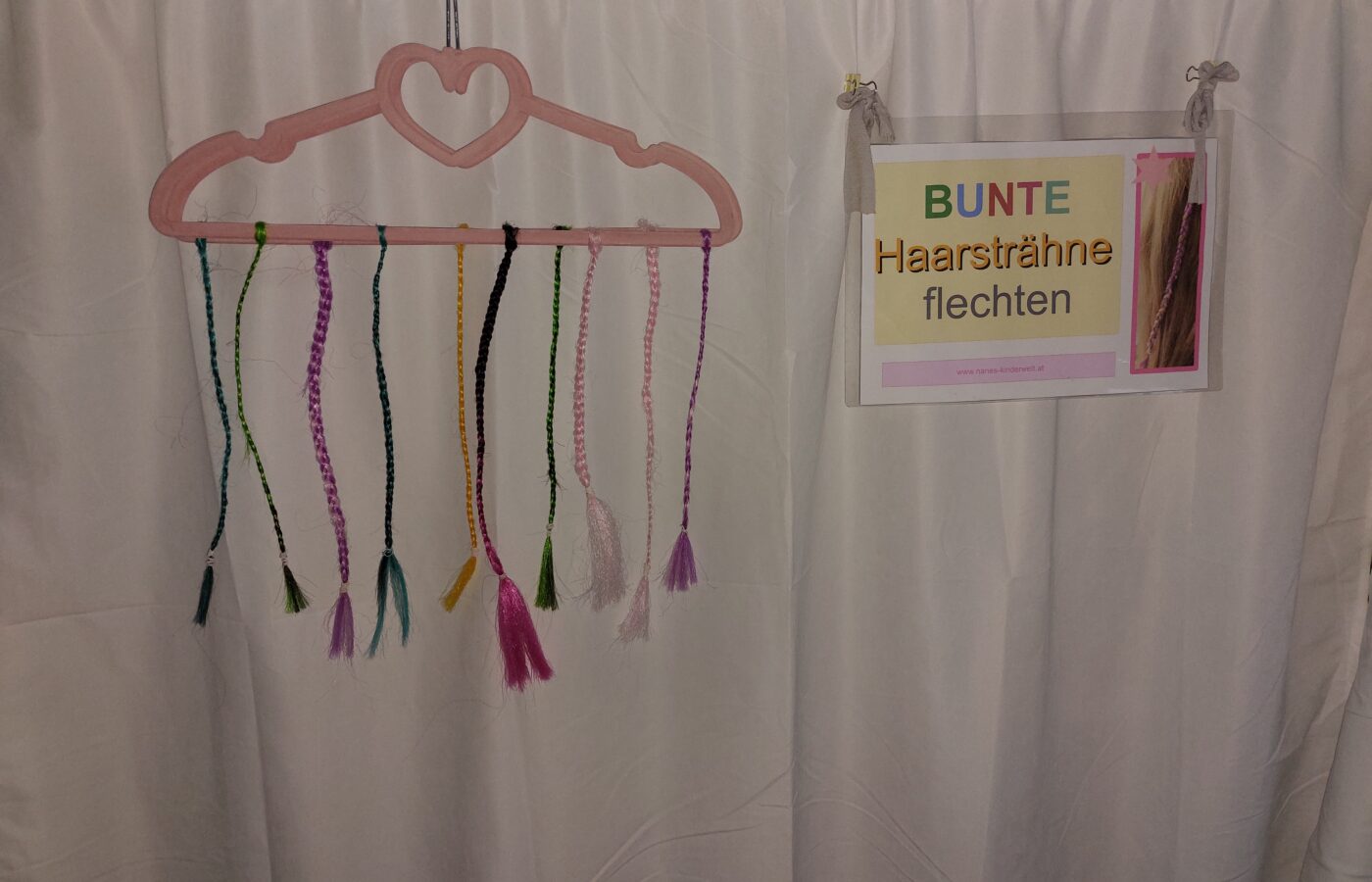 Bunte Haarsträhnen einflechten