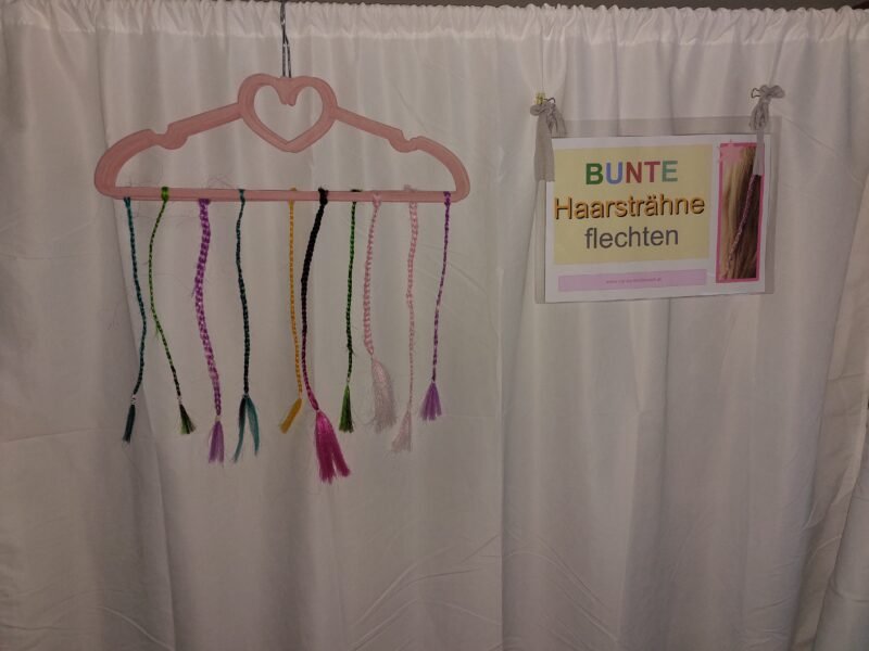 Bunte Haarsträhnen einflechten